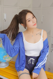金衣女人